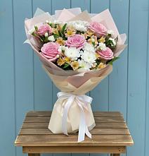 Букет цветов из:  Гвоздики, Орхидеи и Розы в Раевской