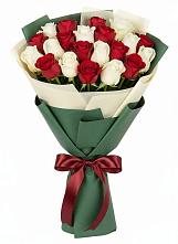 Букет Микс из красных и белых роз в Раевской