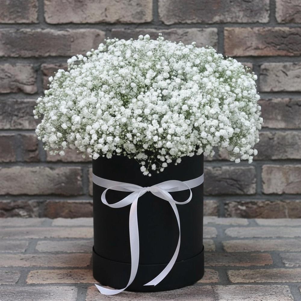 Цветочная композиция из Гипсофила в шляпной коробке в Раевской