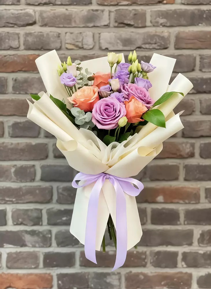 Букет цветов из: Лизиантусы и Розы в Раевской