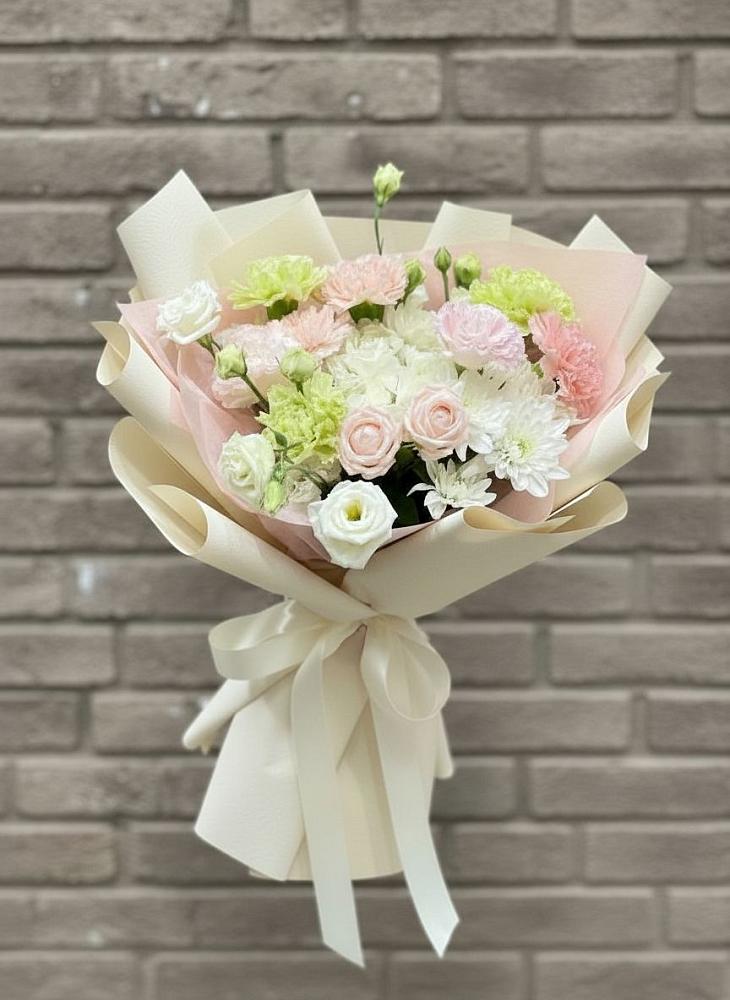 Букет цветов из: Гвоздики, Розы, Лизиантусы и Хризантемы в Раевской