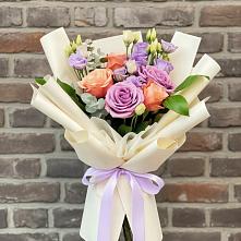 Букет цветов из:  Лизиантусы и Розы в Раевской