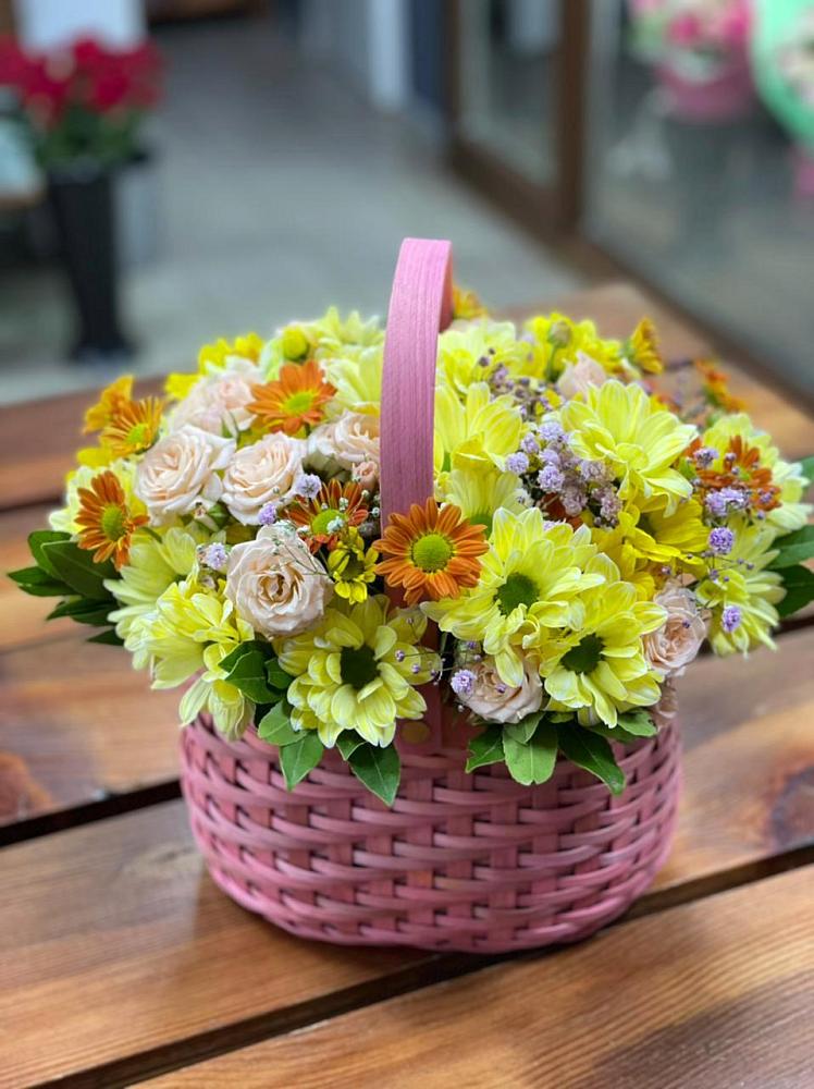 Цветочная композиция из Хризантемы и Розы в корзине в Раевской