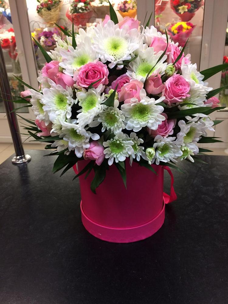 Цветочная композиция из Розы и Хризантемы в шляпной коробке в Раевской